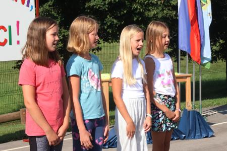 PRVI ŠOLSKI DAN BEGUNJE 02 FOTO LJUBO VUKELIČ